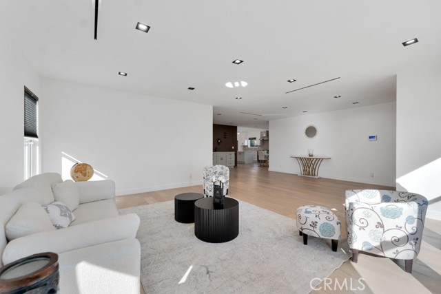 Detail Gallery Image 10 of 54 For 4941 Hesperia Ave, Encino,  CA 91316 - 5 Beds | 4 Baths