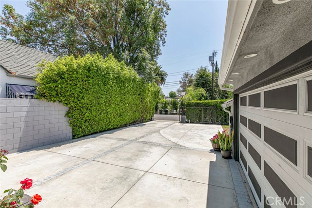 15409 Wyandotte Street, Van Nuys CA: https://media.crmls.org/medias/e19184c4-0b4d-4e37-893a-a0cc5d295731.jpg