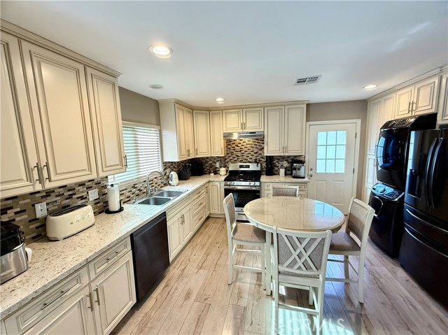 Detail Gallery Image 6 of 23 For 6715 -6717 Cedros Ave, Van Nuys,  CA 91405 - 5 Beds | 4 Baths