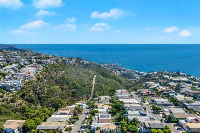 1071 Oro Street, Laguna Beach CA: https://media.crmls.org/medias/e1922630-8e96-444d-a4f8-64c2407e4e08.jpg