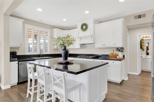 Detail Gallery Image 12 of 48 For 3925 Obsidian, San Bernardino,  CA 92407 - 4 Beds | 3 Baths