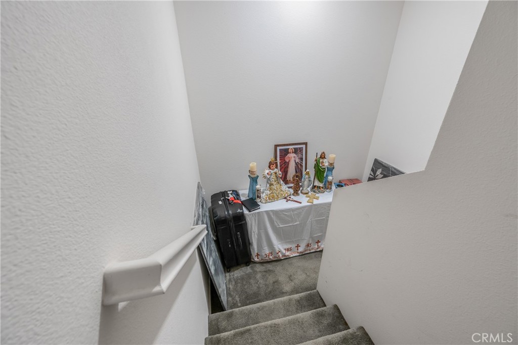 https://media.crmls.org/medias/e19c4098-dc77-4d5a-ba2e-aec8c72834a9.jpg?preset=X-Large