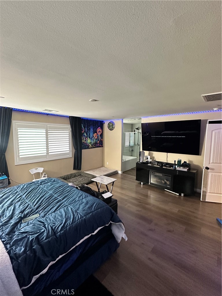 https://media.crmls.org/medias/e19e2d67-d79d-4737-ab9f-090d4ced8b67.jpg?preset=X-Large