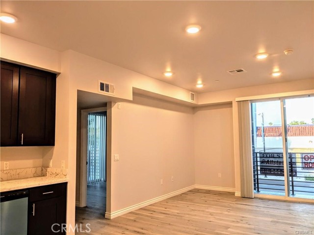 Detail Gallery Image 2 of 10 For 7343 Reseda Bld #303,  Reseda,  CA 91335 - 3 Beds | 2 Baths