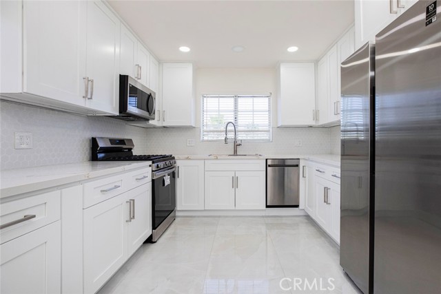 Detail Gallery Image 3 of 40 For 11110 Odell, Sunland,  CA 91040 - 4 Beds | 3 Baths