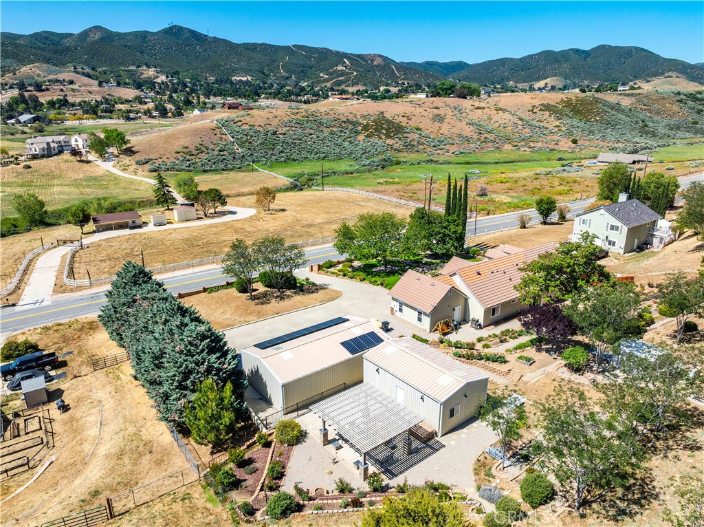 https://media.crmls.org/medias/e1a0bd3f-9a3c-49d2-b383-2a28aafb3c60.jpg?preset=X-Large