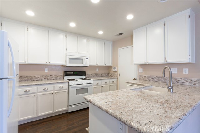 Detail Gallery Image 8 of 22 For 40632 Corte Albara, Murrieta,  CA 92562 - 2 Beds | 2 Baths