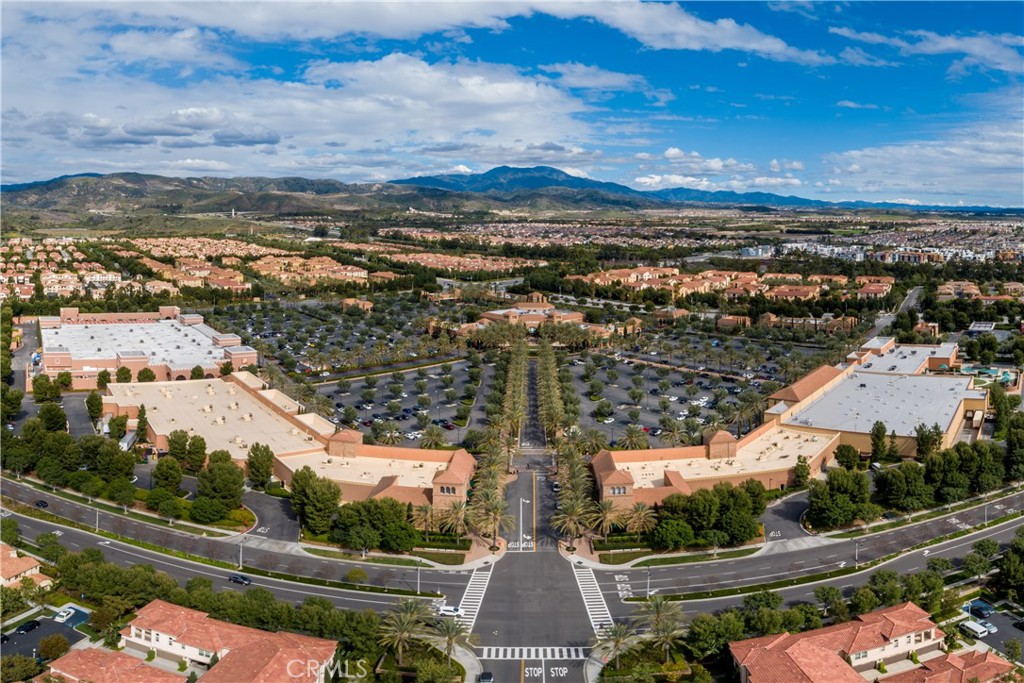 https://media.crmls.org/medias/e1aa8846-ce9a-4eb3-aab9-6fa0599cf508.jpg?preset=X-Large