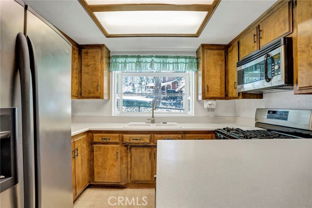 Detail Gallery Image 6 of 24 For 33079 Ridge Rd, Arrowbear,  CA 92382 - 2 Beds | 1/1 Baths