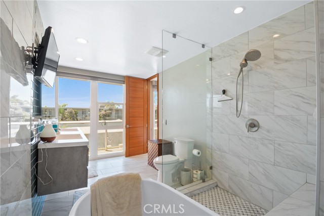 4062 Aladdin Drive, Huntington Beach CA: https://media.crmls.org/medias/e1ad67ea-6e3e-4a02-a067-df0b651cec66.jpg