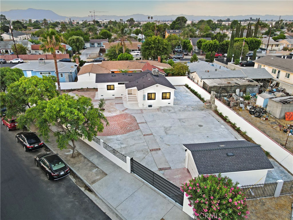 https://media.crmls.org/medias/e1af8577-e0c6-43b6-a2a7-3bd60fcb9800.jpg?preset=X-Large