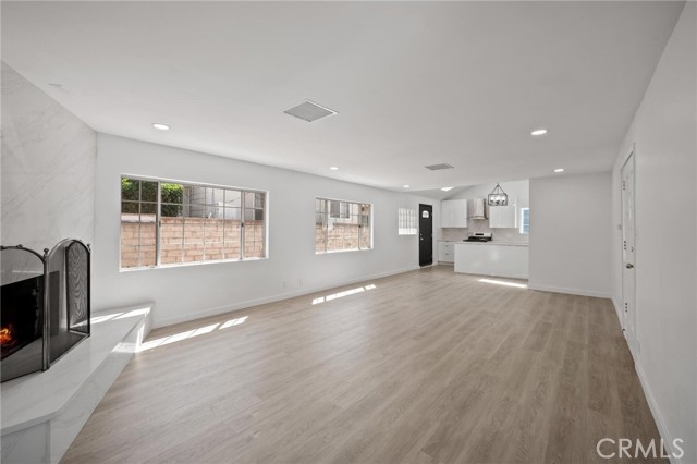 Detail Gallery Image 3 of 42 For 7445 Balcom Ave, Reseda,  CA 91335 - 4 Beds | 2 Baths