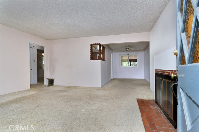 631 N Evergreen Street, Burbank CA: https://media.crmls.org/medias/e1b0cac5-cec3-4b32-a1ed-1cacc4126e78.jpg