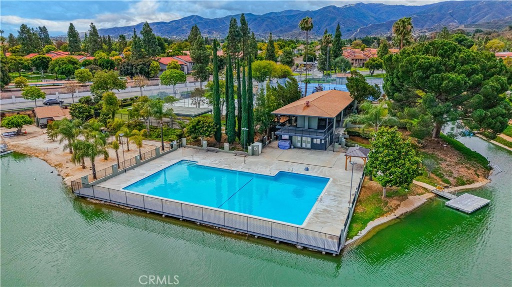 https://media.crmls.org/medias/e1b35ee3-f6b3-4526-ac4a-b8ef53424602.jpg?preset=X-Large