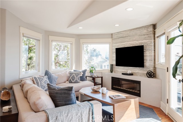 233 5th Street, Manhattan Beach, California 90266, 3 Bedrooms Bedrooms, ,3 BathroomsBathrooms,Residential,Sold,5th,SB22036248