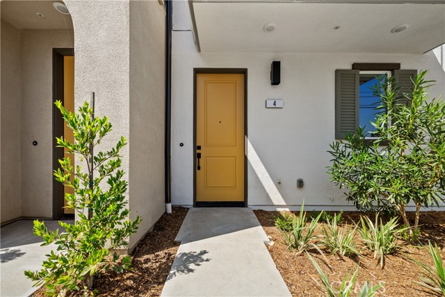 Detail Gallery Image 3 of 28 For 9423 N Sepulveda Blvd. #2,  North Hills,  CA 91343 - 3 Beds | 3 Baths