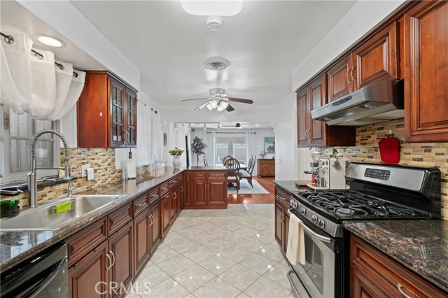 2415 Casa Grande Street, Pasadena CA: https://media.crmls.org/medias/e1b6f0cc-07bd-472b-85db-a7e5ed968911.jpg