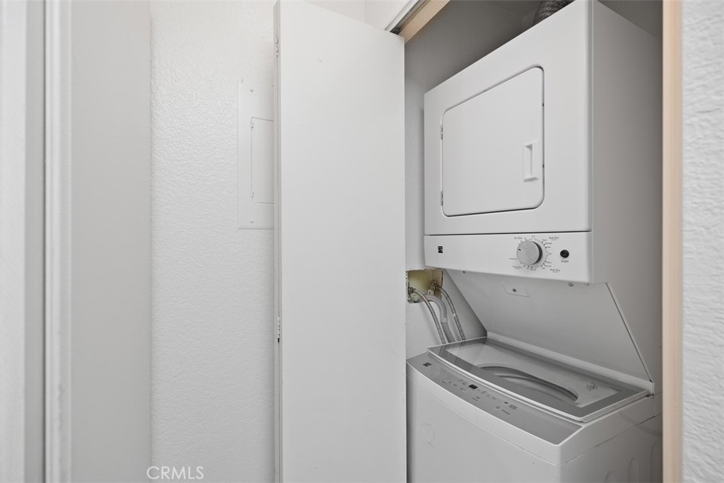 https://media.crmls.org/medias/e1b8da56-071b-4dba-af9a-c1e704c2047e.jpg?preset=X-Large
