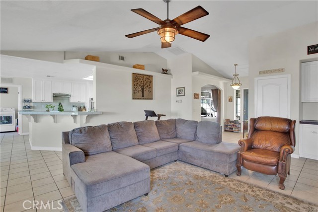 7330 Smoke Tree Road, Phelan CA: https://media.crmls.org/medias/e1b93838-3318-49d8-81d7-379d348f0bb0.jpg