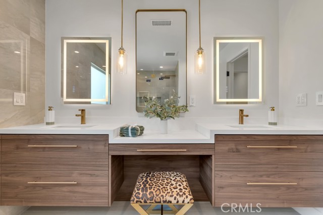 Detail Gallery Image 25 of 46 For 4801 Abbeyville Ave, Woodland Hills,  CA 91364 - 5 Beds | 5/2 Baths