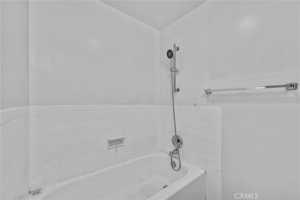 https://media.crmls.org/medias/e1c4cc66-f7ed-4c70-ac29-b1eccf643bf9.jpg?preset=X-Large