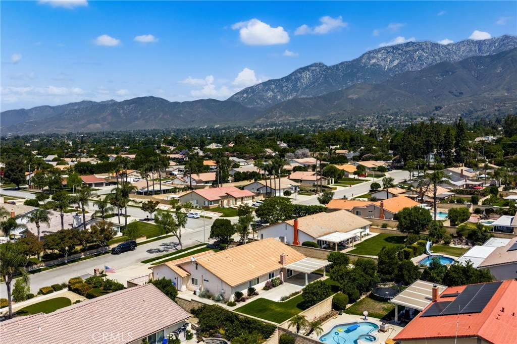 https://media.crmls.org/medias/e1c57de7-6f9f-4a98-894e-32370a953f06.jpg?preset=X-Large