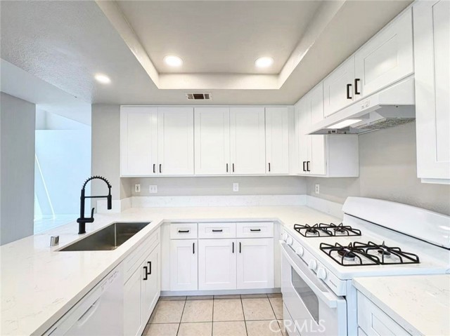 15965 Peach Tree Lane, Fontana CA: https://media.crmls.org/medias/e1c66d4e-57fd-4781-8714-23ebd1c1e9a9.jpg