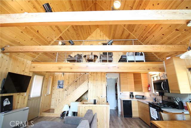 Detail Gallery Image 17 of 44 For 38532 N Shore Dr, Fawnskin,  CA 92333 - 3 Beds | 2/1 Baths