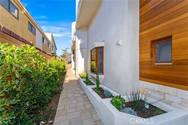 Detail Gallery Image 13 of 17 For 930 15th St #2,  Santa Monica,  CA 90403 - 3 Beds | 3/1 Baths
