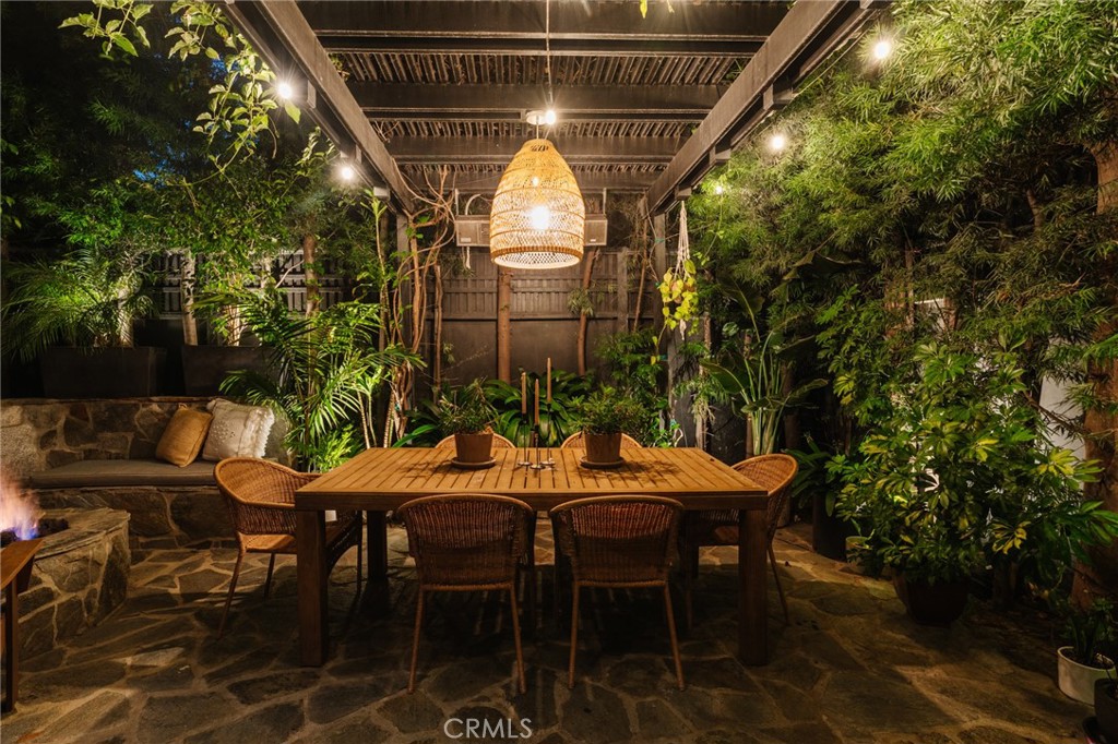 https://media.crmls.org/medias/e1c7d774-0a70-4690-aa85-6706831198db.jpg?preset=X-Large
