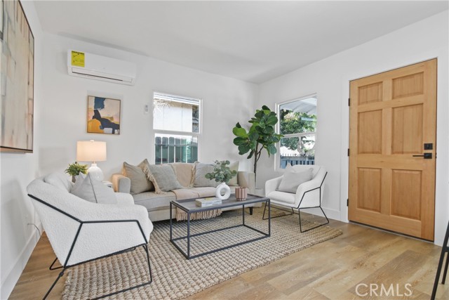 9525 Holmes Avenue, Los Angeles CA: https://media.crmls.org/medias/e1caaa79-de14-4839-b81c-ac2a3fc76dc6.jpg