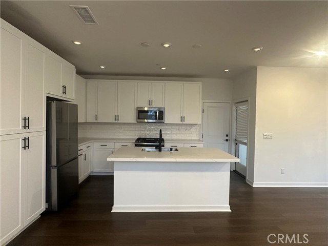 Detail Gallery Image 4 of 46 For 4088 Shada Ln, Corona,  CA 92883 - 4 Beds | 3 Baths