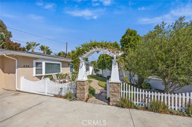 224 Pauline Place, Costa Mesa CA: https://media.crmls.org/medias/e1cdff04-2194-4250-a51d-5b0a2c6a1d57.jpg