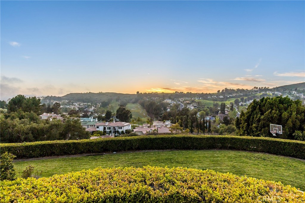 https://media.crmls.org/medias/e1d05018-dd5d-4ef4-ab25-371152ee0c6b.jpg?preset=X-Large