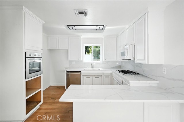 8846 Laramie Avenue, Winnetka CA: https://media.crmls.org/medias/e1d3884e-c14a-4524-9a69-ef6e9e29c485.jpg