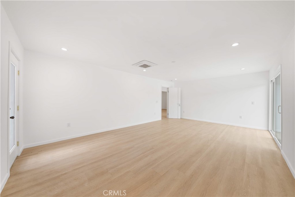 https://media.crmls.org/medias/e1d40ea0-d088-4828-bc8f-10f2a2efc524.jpg?preset=X-Large