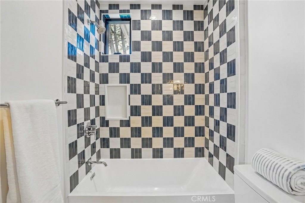 https://media.crmls.org/medias/e1d51513-1b84-4f5c-916e-ad8f7ba72d95.jpg?preset=X-Large