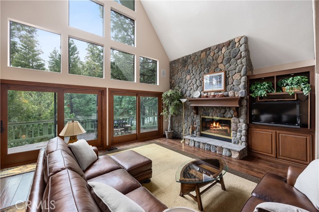 Detail Gallery Image 16 of 75 For 180 Grass Valley Rd #29,  Lake Arrowhead,  CA 92317 - 4 Beds | 5/1 Baths
