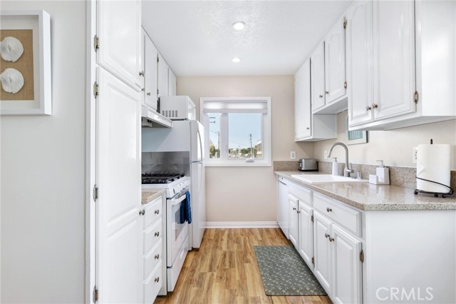 Detail Gallery Image 37 of 52 For 337 10th, Manhattan Beach,  CA 90266 - 5 Beds | 3/1 Baths