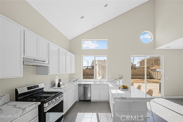 Detail Gallery Image 4 of 44 For 5768 Monaco, Palmdale,  CA 93552 - 4 Beds | 2/1 Baths