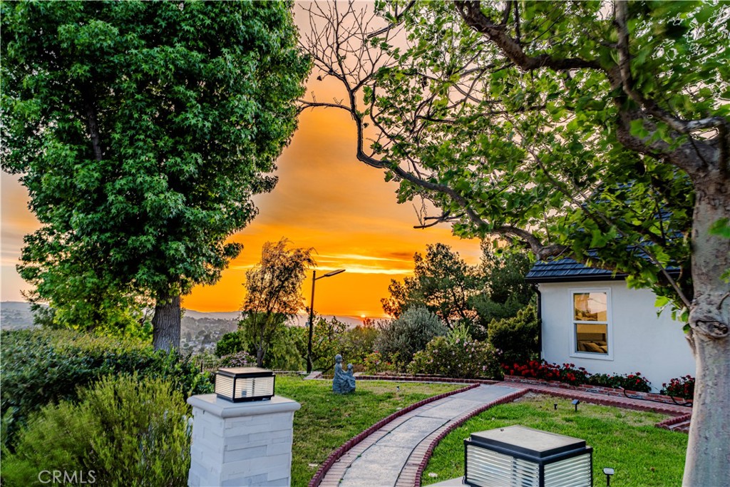 https://media.crmls.org/medias/e1d9fc10-8e7b-4f6c-a3b5-6e9912ca3583.jpg?preset=X-Large