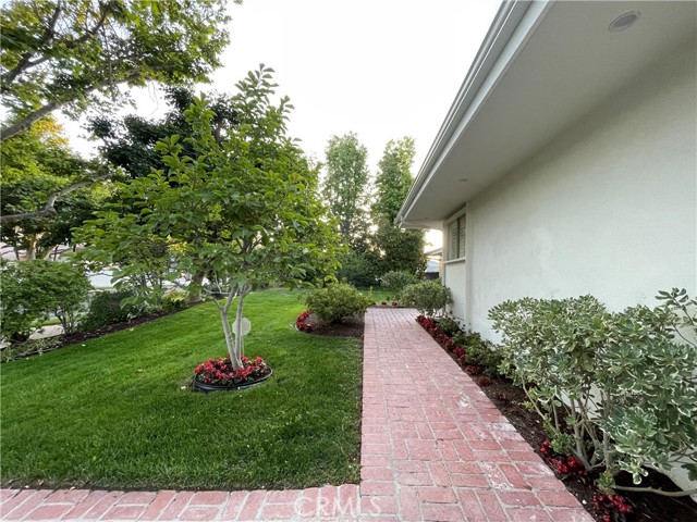 24041 Mariano Street, Woodland Hills CA: https://media.crmls.org/medias/e1dca9b6-6a0a-494c-b95d-8d8839f85f6c.jpg