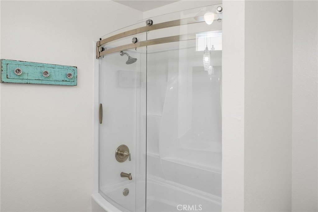 https://media.crmls.org/medias/e1dd9ad9-ce5c-4920-921d-a38b43130ca5.jpg?preset=X-Large