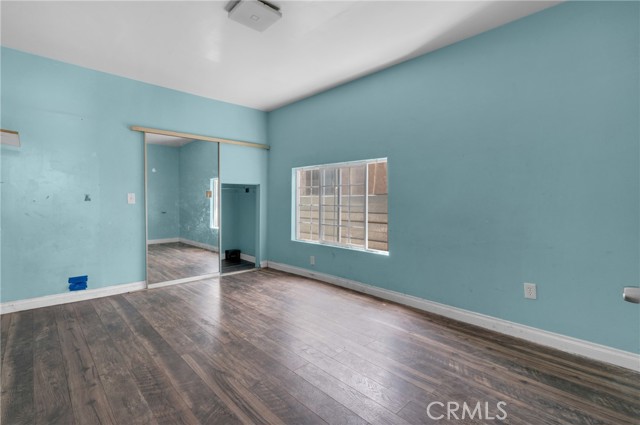 229 W 82nd Street, Los Angeles CA: https://media.crmls.org/medias/e1de0594-eb3d-4ffc-bac4-2e677bc2b84d.jpg