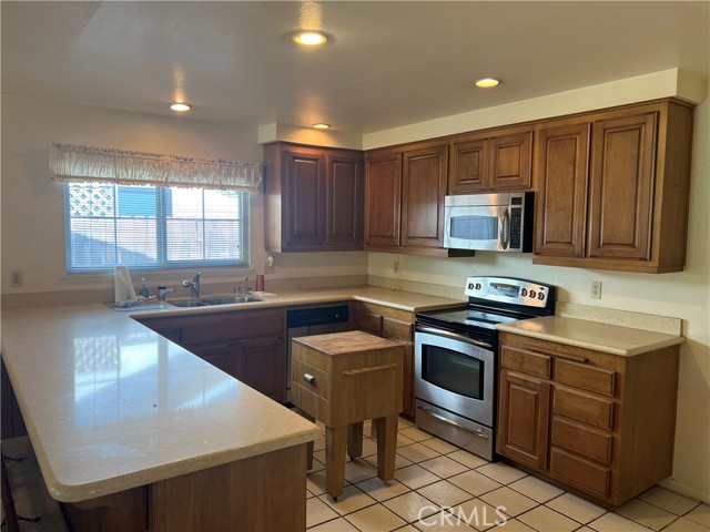 296 E 19th Street, Costa Mesa CA: https://media.crmls.org/medias/e1e125c4-ce3a-4e03-8e56-f71150fcdf3c.jpg