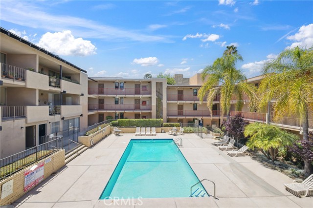 17000 Burbank Boulevard, Encino CA: https://media.crmls.org/medias/e1e1dc52-b99d-4371-ad61-f3647298d951.jpg