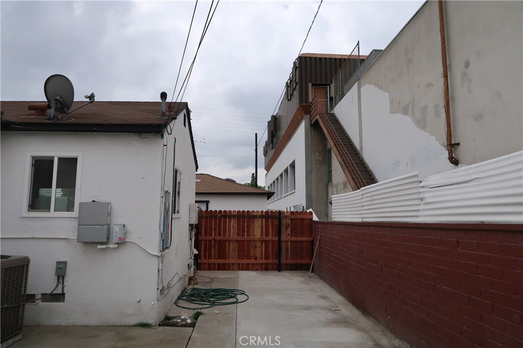 https://media.crmls.org/medias/e1e2f1b4-cff4-4799-8812-4159b91bf2b9.jpg?preset=X-Large