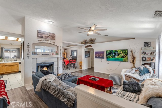 Detail Gallery Image 6 of 44 For 19084 Rocksprings Rd, Hesperia,  CA 92345 - 4 Beds | 2 Baths