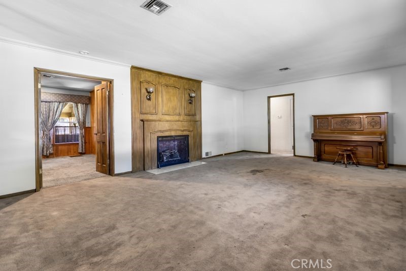 https://media.crmls.org/medias/e1e30112-7f78-4f5a-84ef-b87798b07796.jpg?preset=X-Large