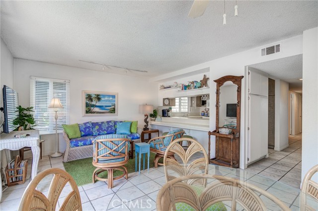 Detail Gallery Image 3 of 21 For 110 31st St a,  Newport Beach,  CA 92663 - 2 Beds | 1 Baths